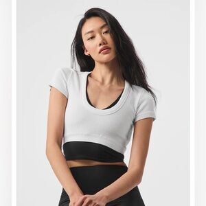 Alo Seamless Ribbed Cropped Serene Short Sleeve (White/Medium)